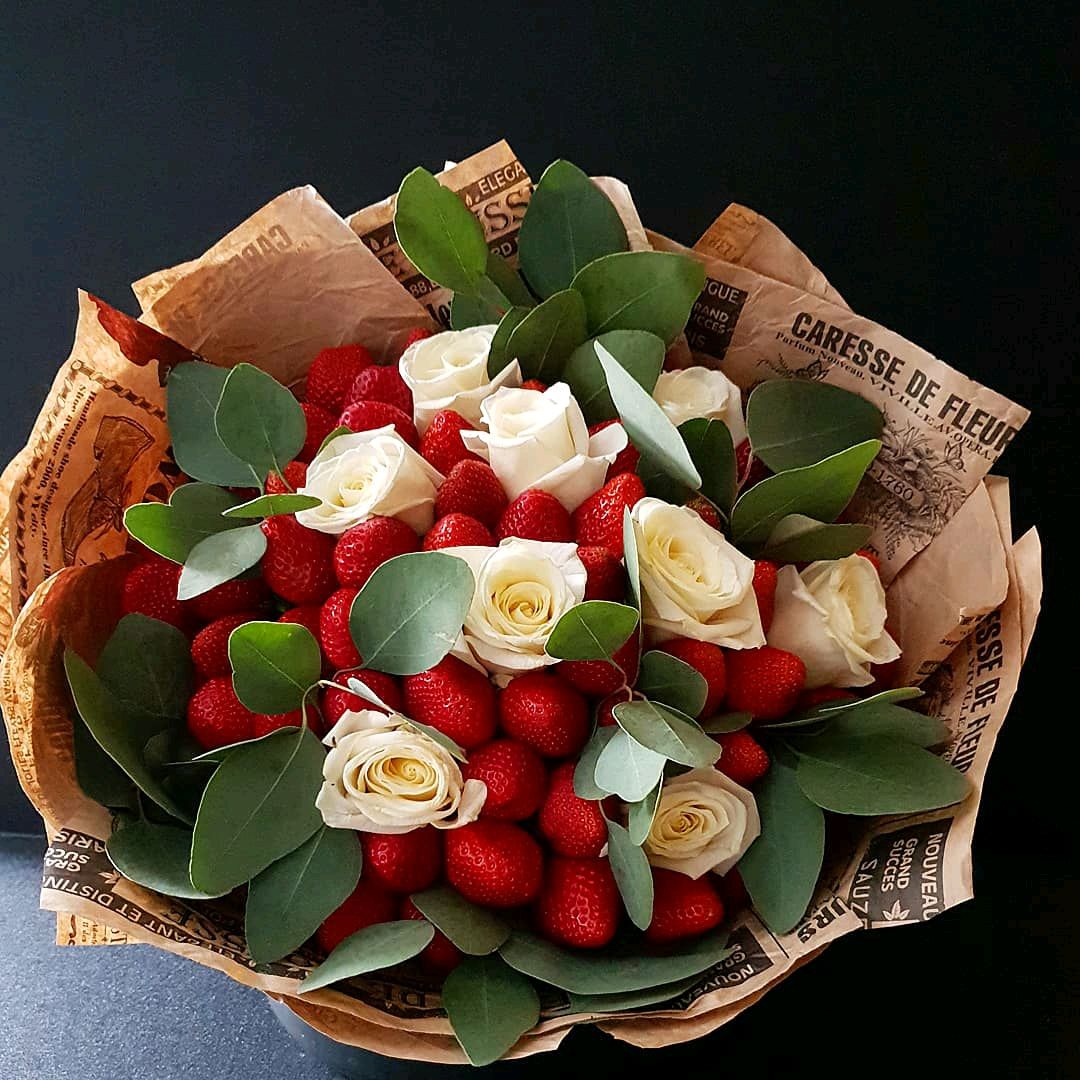 Съедобные букеты с розами и ягодами