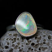 Ring-shifter with natural opal 