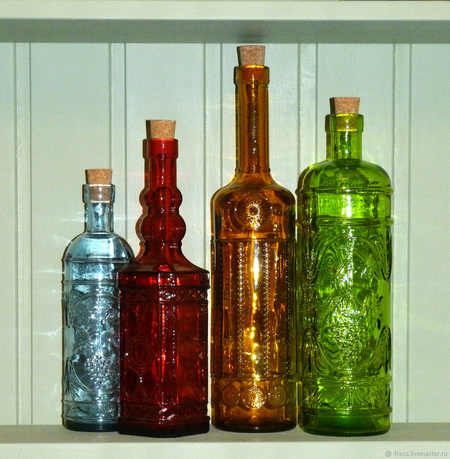 Красивая стеклянная бутылка. Стеклянная бутылка. Цветные бутылки. Красивые бутылки. Бутылка из цветного стекла.
