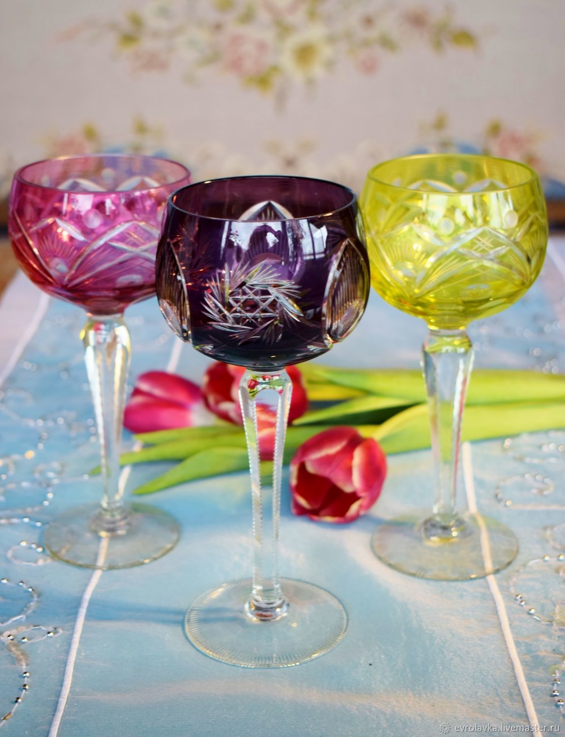 Featured image of post Color Crystal Wine Glasses : Impress dinner guests by serving beverages in crystal wine glasses.