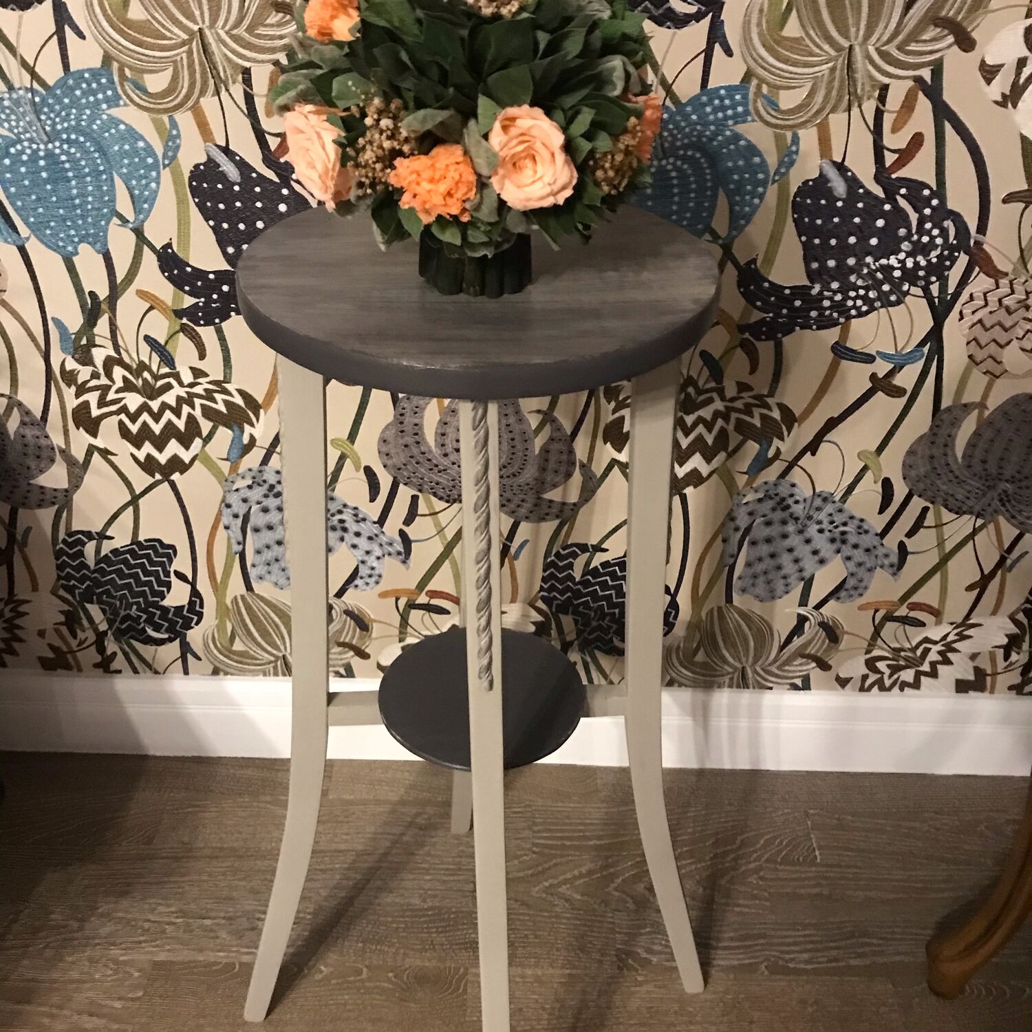 Столик для вазы с цветами