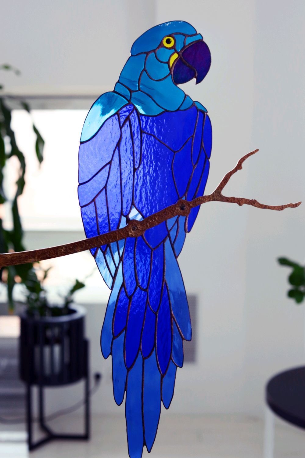 попугай ара витраж. витражное рисование попугай. витраж тропические птицы. витраж животные. витраж животные лёгкие попугаи.