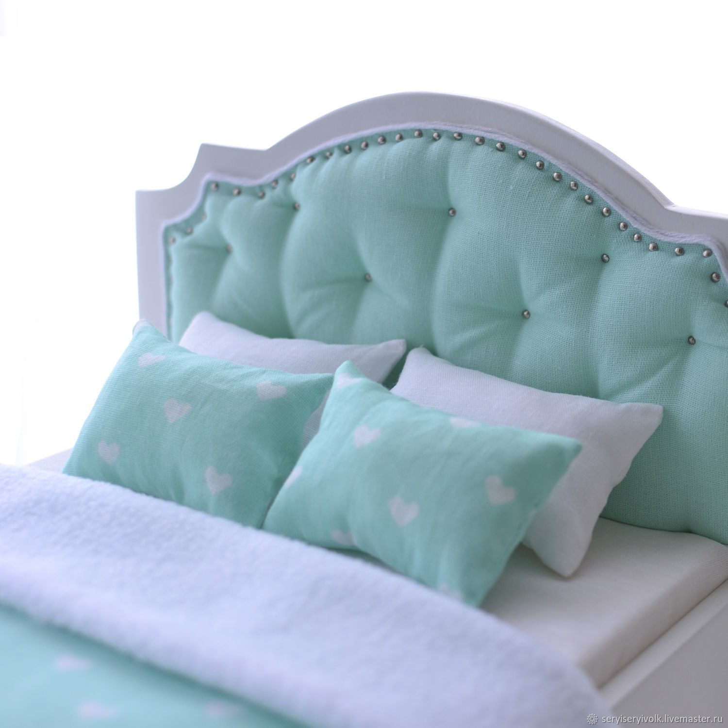 Кровать для девочки в мягкой обивке спинка ракушкой