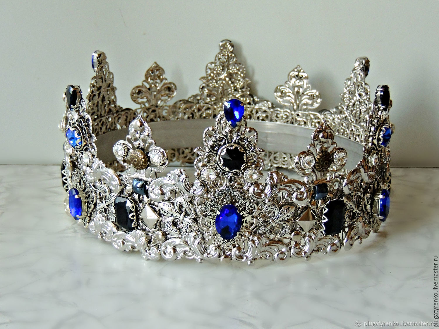 В приморском крае корона. Корона мужская. Средневековая корона. Серебряная корона. Диадема мужская.