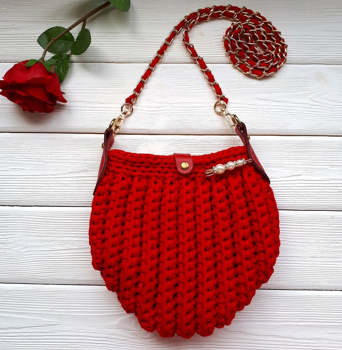 Красная вязаная сумка