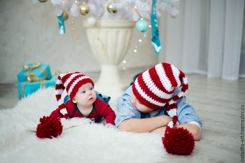 Связать колпак. Малыш в новогодней шапочке. Дети новый год в шапках. Новогодняя шапочка вязаная. Новогодняя шапочка для новорожденных.