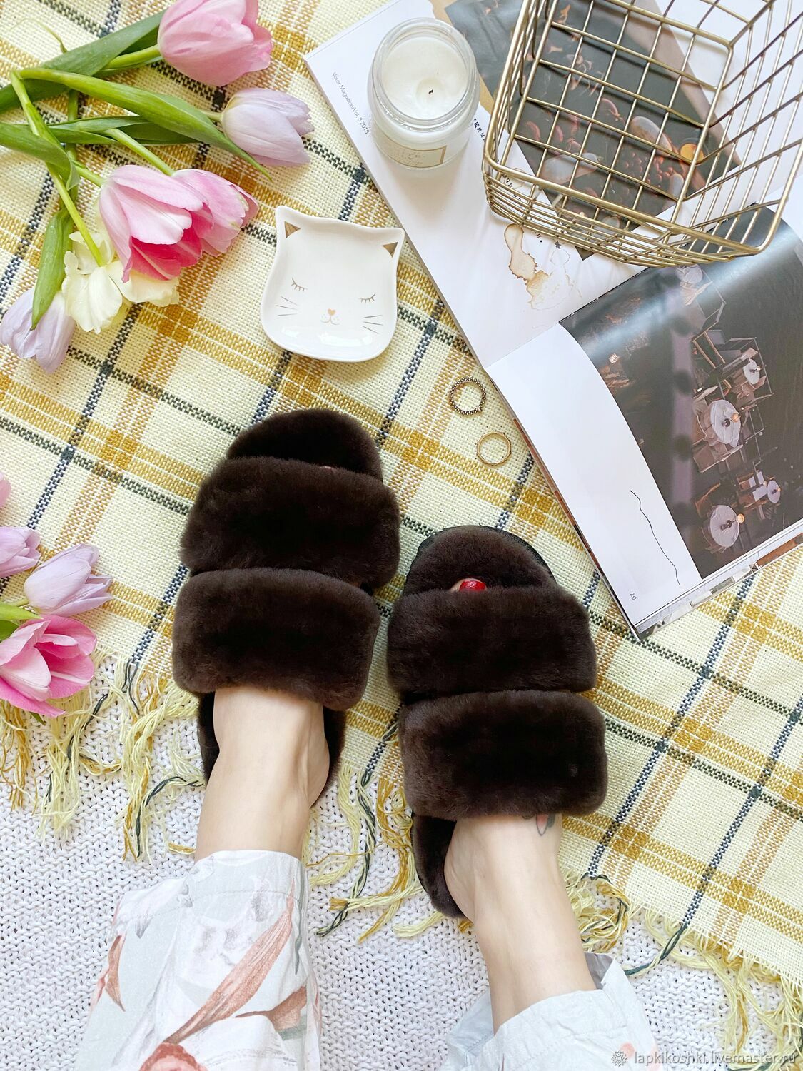 Меховые тапочки шоколадные с параллельными шлейками купить в интернет ...