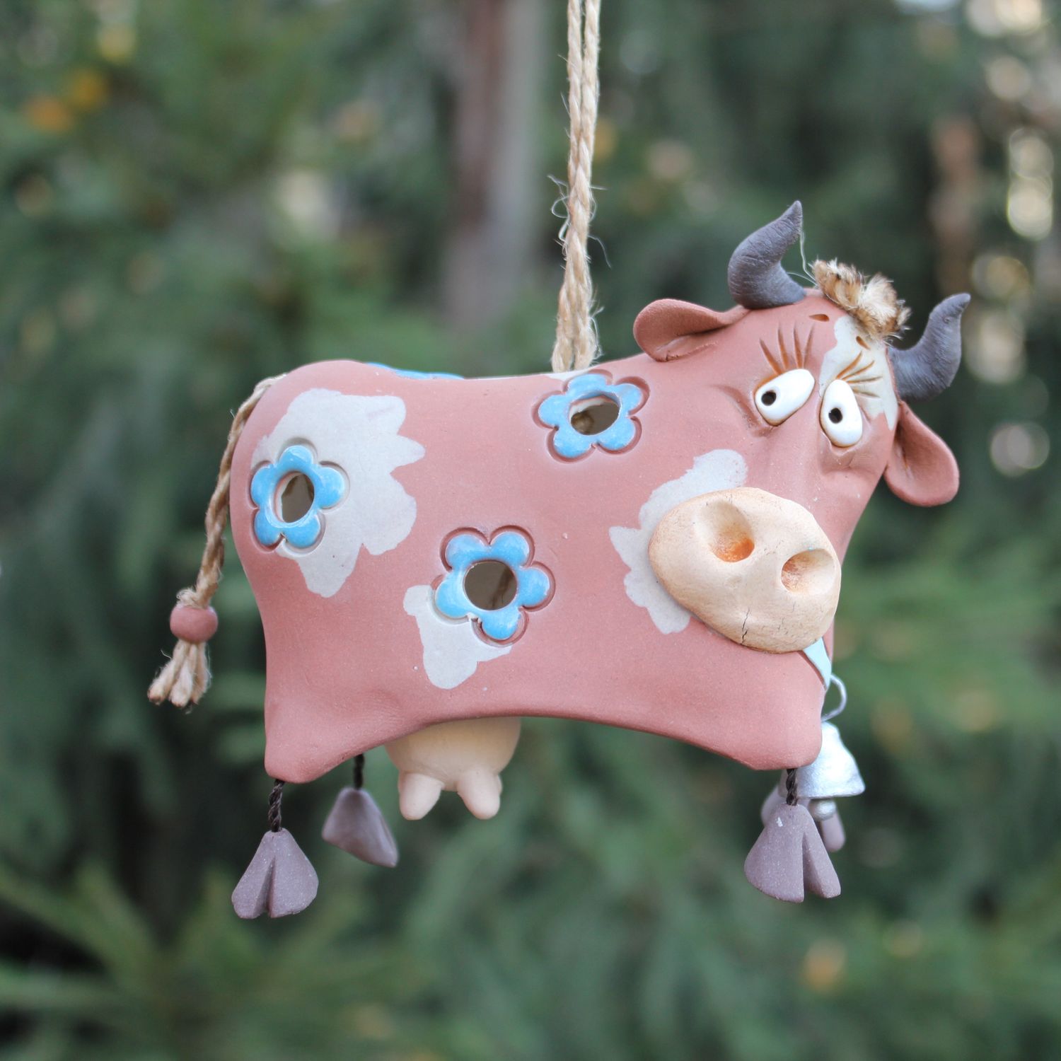 Бычок с колокольчиком. Колокольчик металлический бык. Бычок из глины. Колокольчик буренки. Колокольчик буренки.