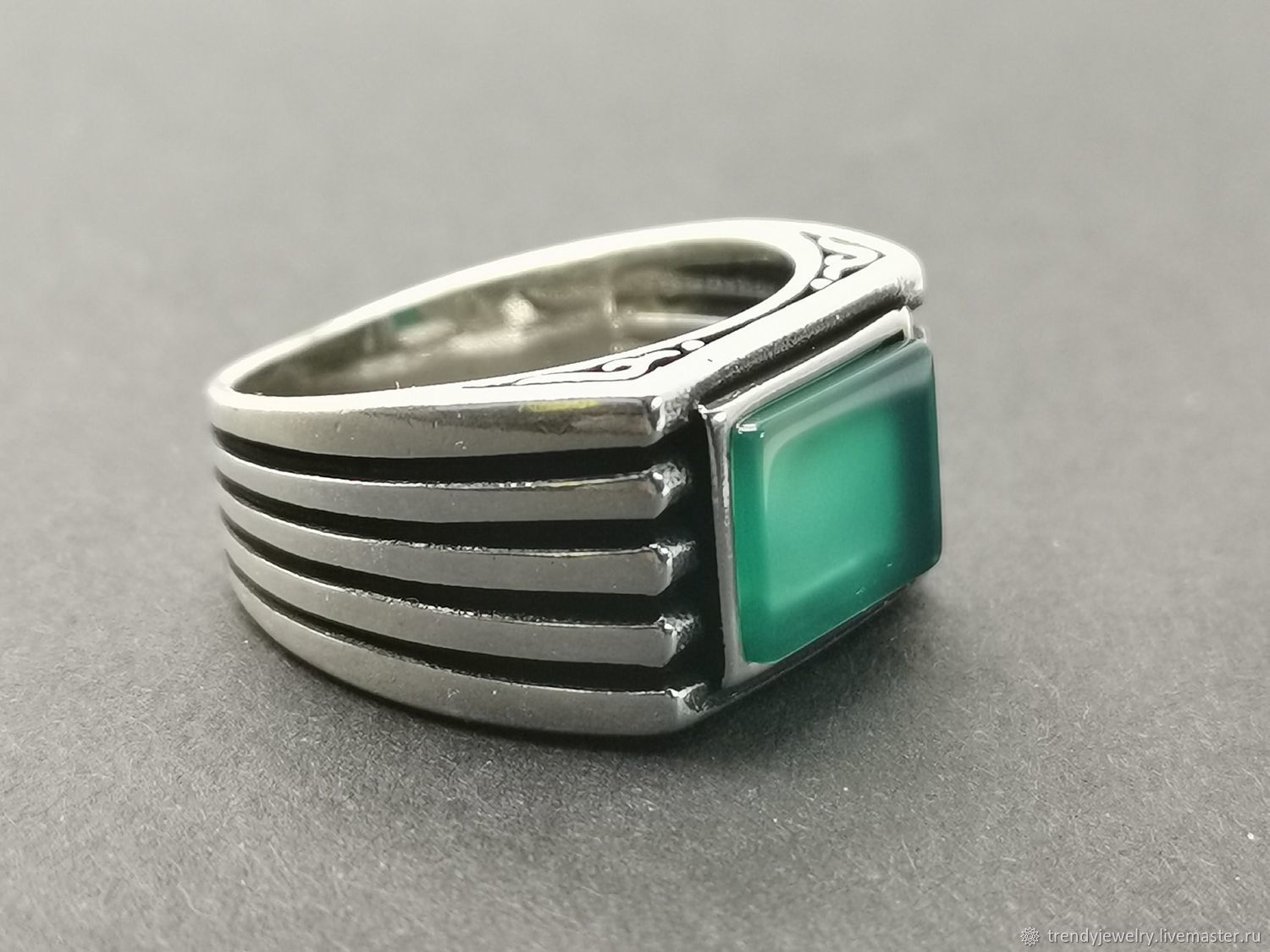 Серебряное кольцо с зеленым камнем мужское