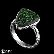 Серебряное кольцо с зеленым сапфиром