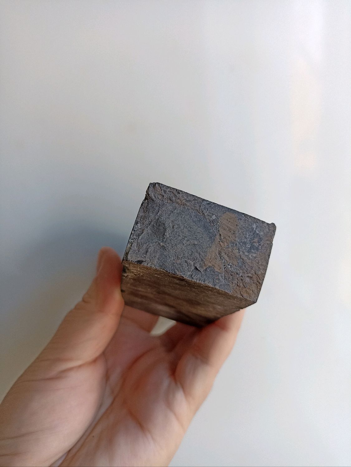 •ПУТЕВОДИТЕЛЬ• образец чёрного необработанного гагата, вес 134 гр в ...