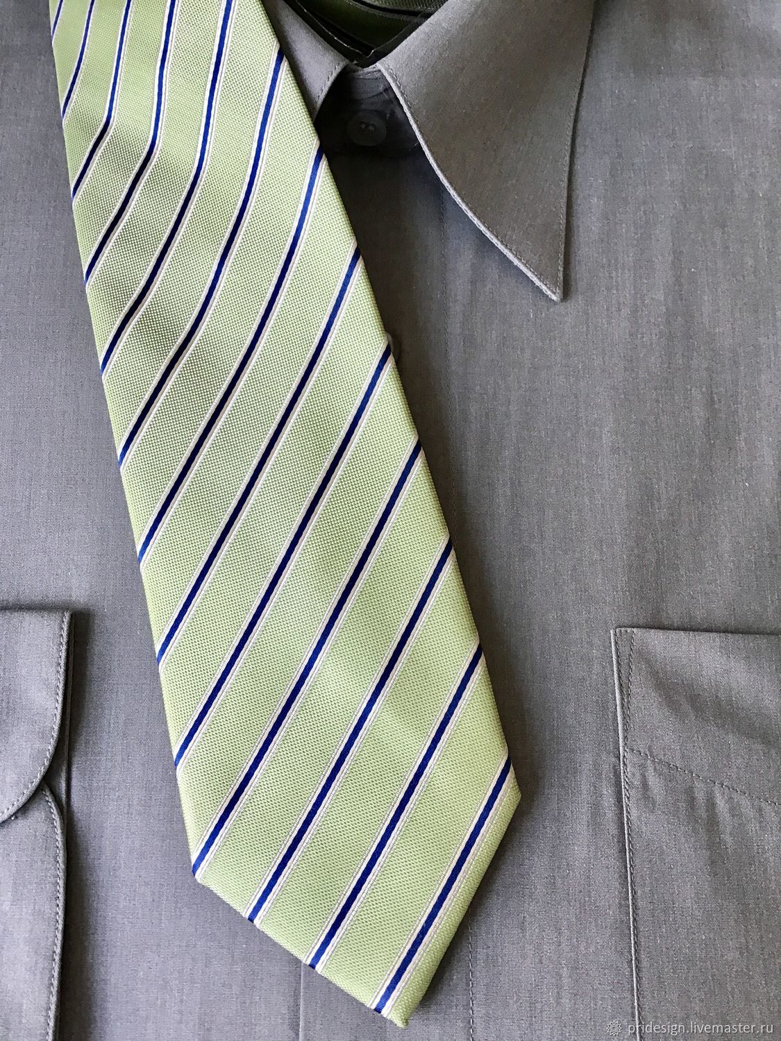 Светлый галстук