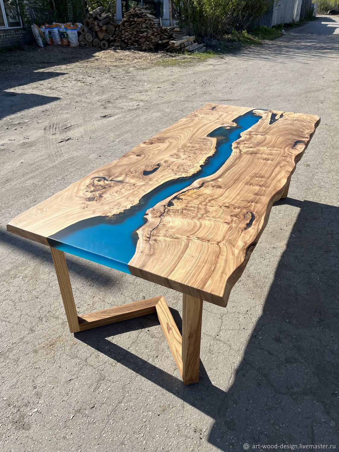 Большой стол в гостиную из дерева и эпоксидной смолы в интернет ...