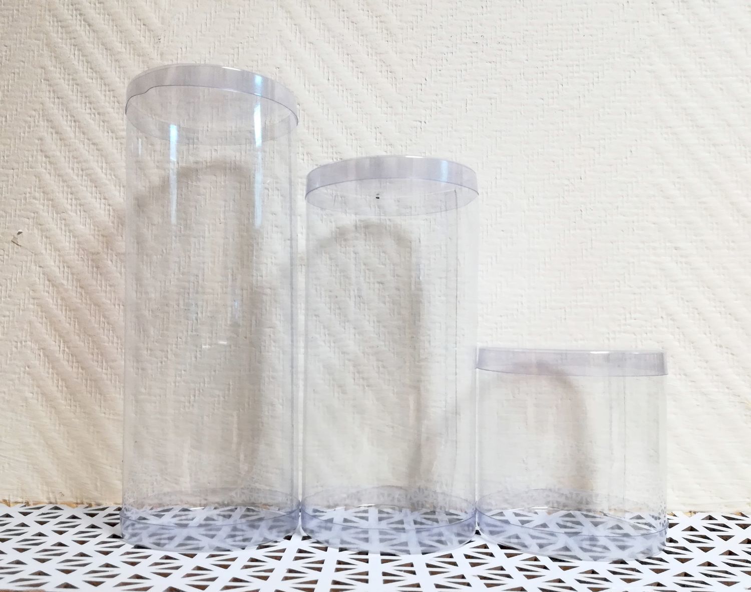 тубус из пластика с листьевыми крышками. тубус пластиковый прозрачный. упаковка тубус прозрачный. прозрачный тубус для упаковки. коробка тубус прозрачная d16.