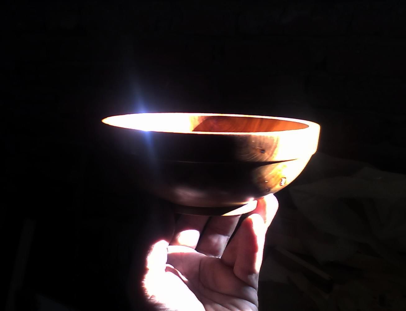 Мисочка из карагача в лучах солнца