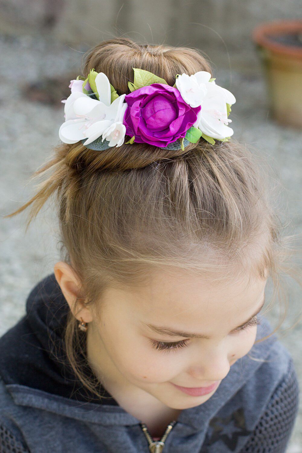 Прическа с цветами из волос для девочки