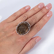 Оригинальное и эффектное кольцо из серебра, пренита и хризолита