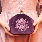 Сумочка на фермуаре с вышивкой Розовый букет синяя