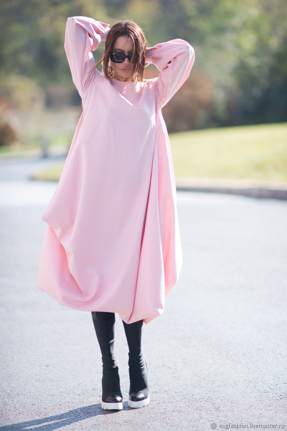 Модное розовое платье