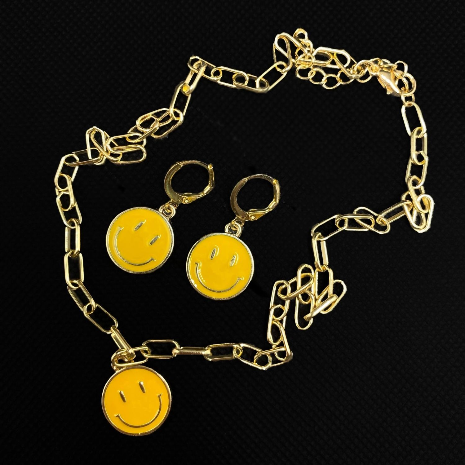 Смайлики для украшения комнаты. Золотые эмодзи. Пирсинг смайл сережки. Браслет эмоджи. Базовое украшение для смайла.