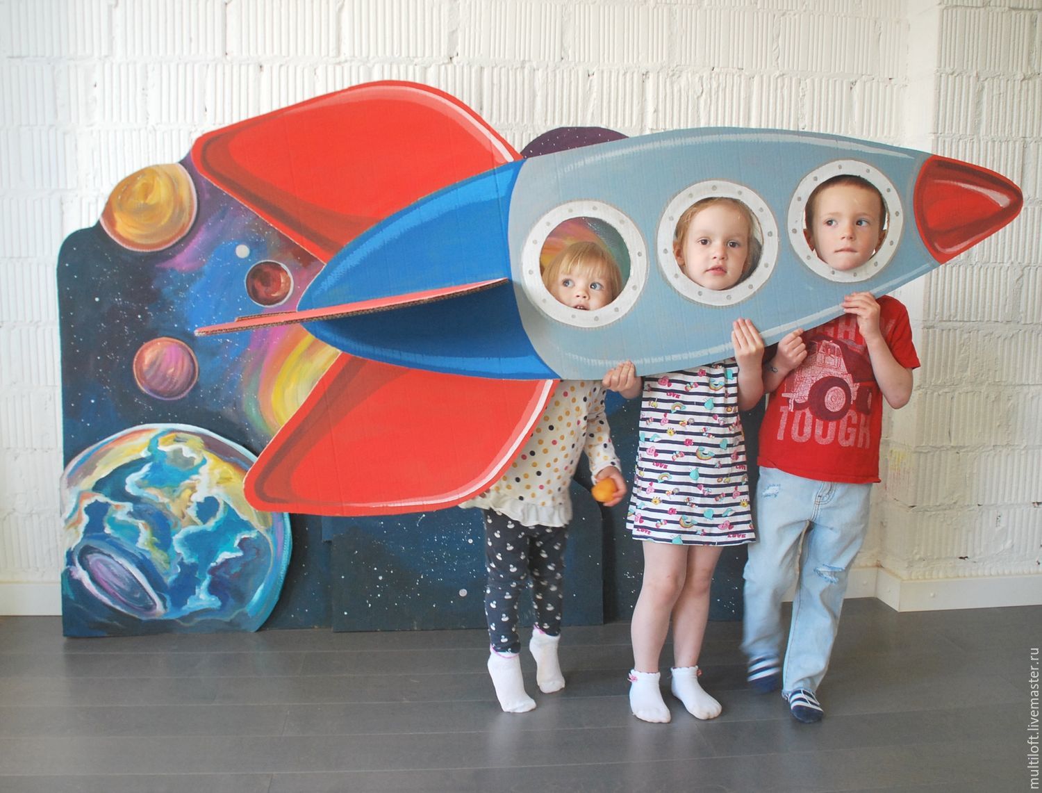 Оформление зала день космонавтики в детском саду. Фотозоны ко Дню космонавтики. День космонавтики для детей в детском саду фотозона. Ракета для фотозоны для детей. Космическая фотозона в детском саду.