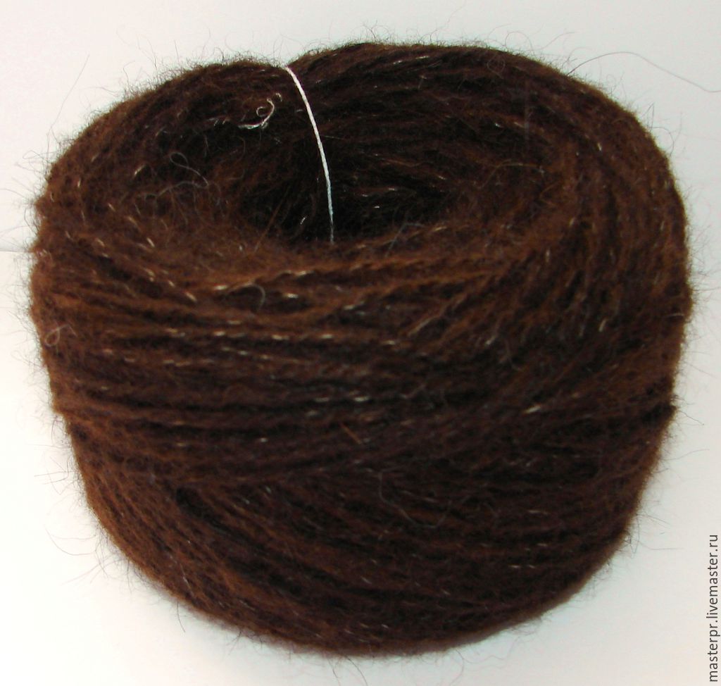 Коричневая нитка. Пряжа коричневая. Шерсть пряжа коричневая. Коричневая пряжа для вязания. Коричневые нитки для вязания.