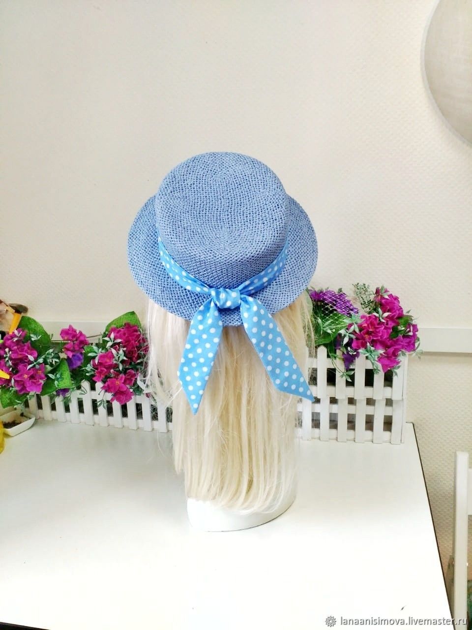 Шляпа синего цвета. Голубая шляпа. Декор соломенной шляпки. Шляпка в морском стиле. Синяя соломенная шляпа.