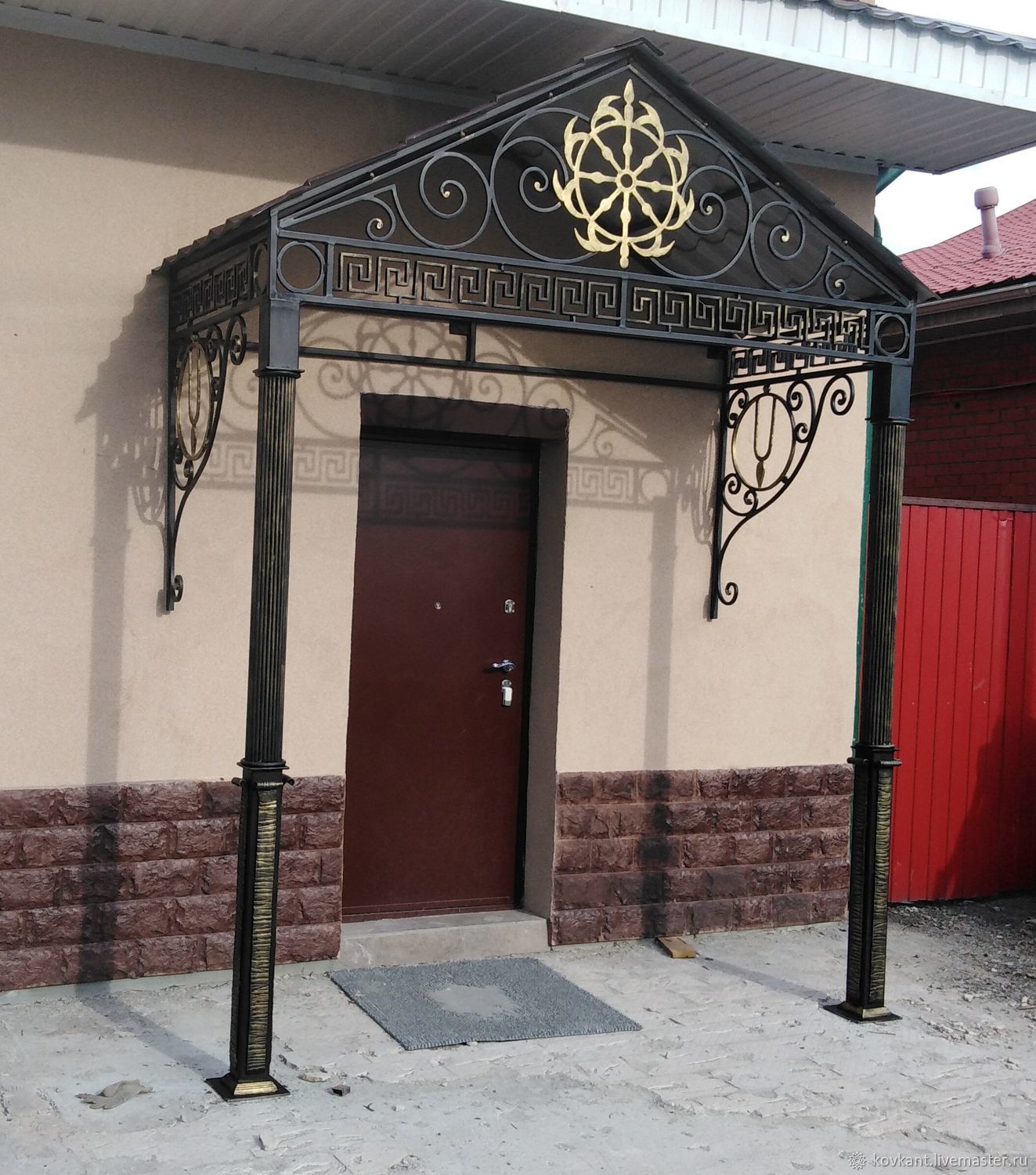 навесы нижний. навес для террасы. кованые козырьки. навес для террасы из поликарбоната. оранжевый поликарбонат.