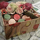 Прекрасный подарок любимой женщине и девушке. Подарок красивая коробочка, в которой спрятаны свежайшие цветы с приятным ароматом и вкусные печеньки макароне. Заказать: flowerglamelia@yandex.ru