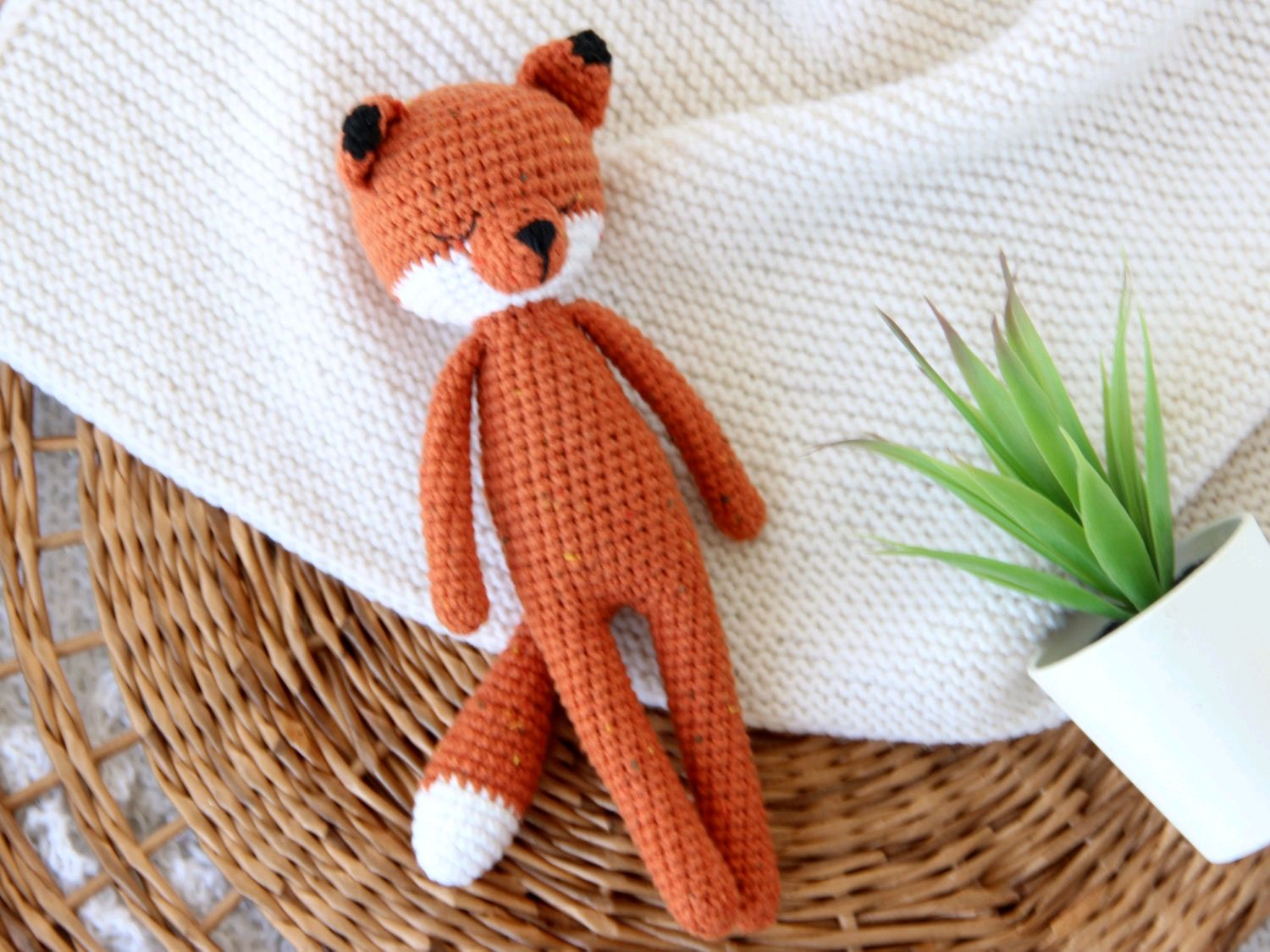 Амигуруми лис фокс. Вязаная игрушка лиса. Вязаный лисенок рикки. Лис из пряжи крючком. Вязаная лисичка из плюшевой пряжи.