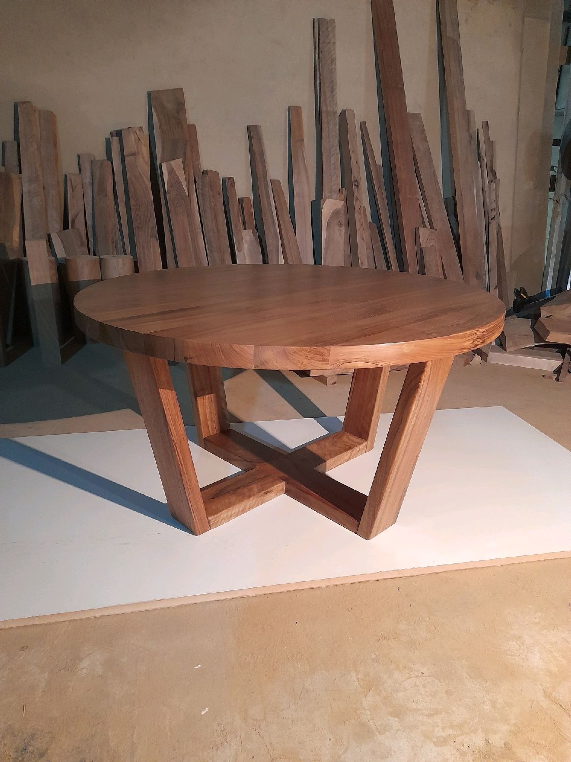 Круглый обеденный стол из массива дерева