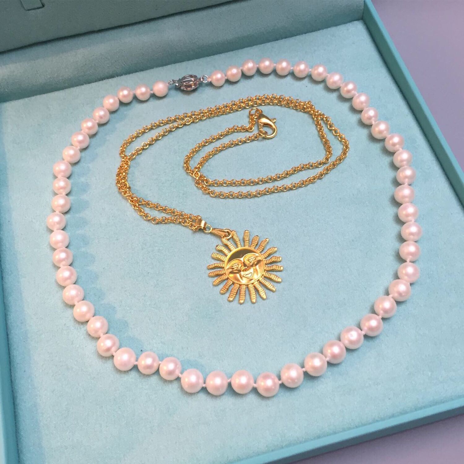 жемчуг и солнце. жемчуг кахонг. красивый жемчуг. жемчужные бусы на столе. россыпь жемчуга.