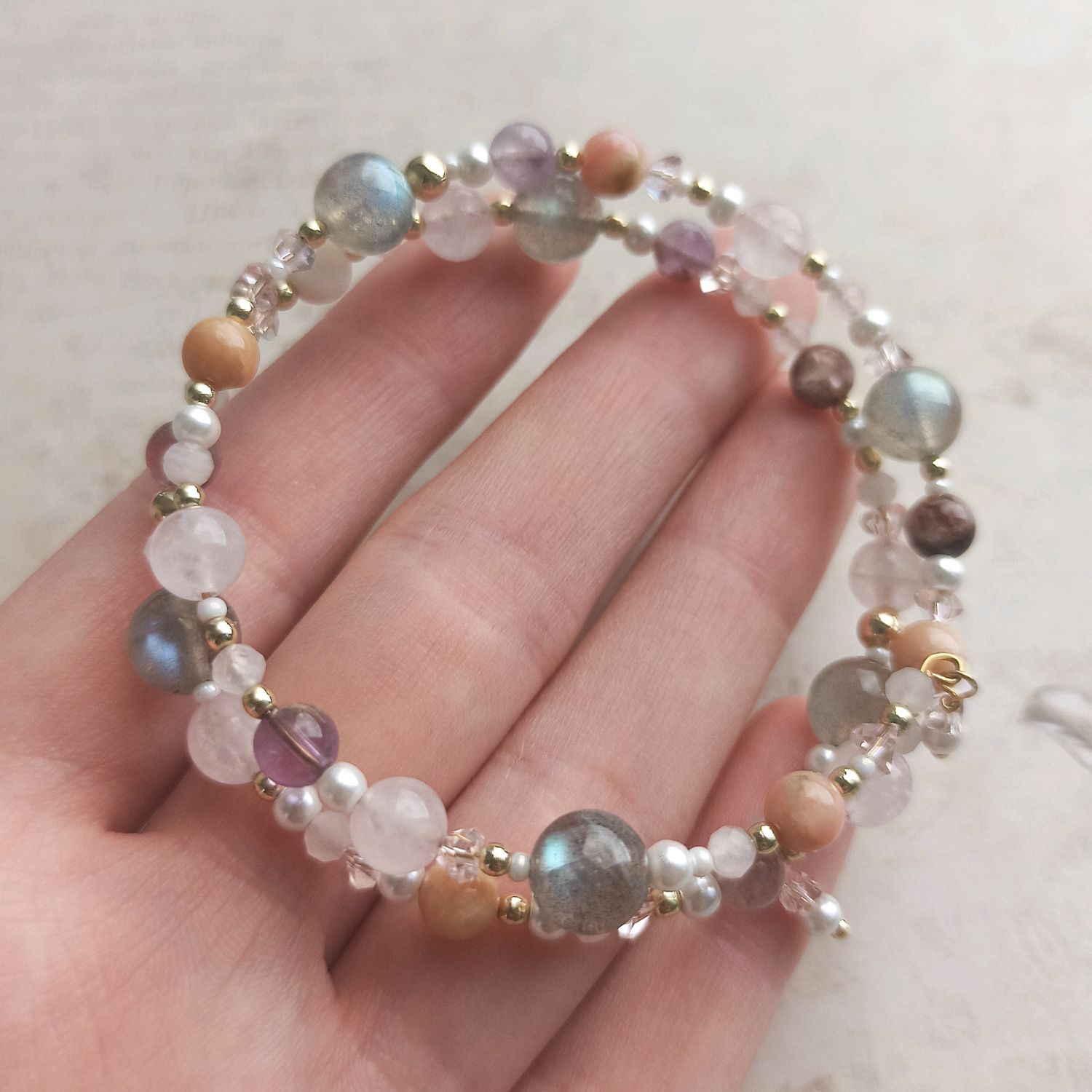Браслет на мемори проволоке (лабрадор, аметист, роз. опал, роз. квац) в ...
