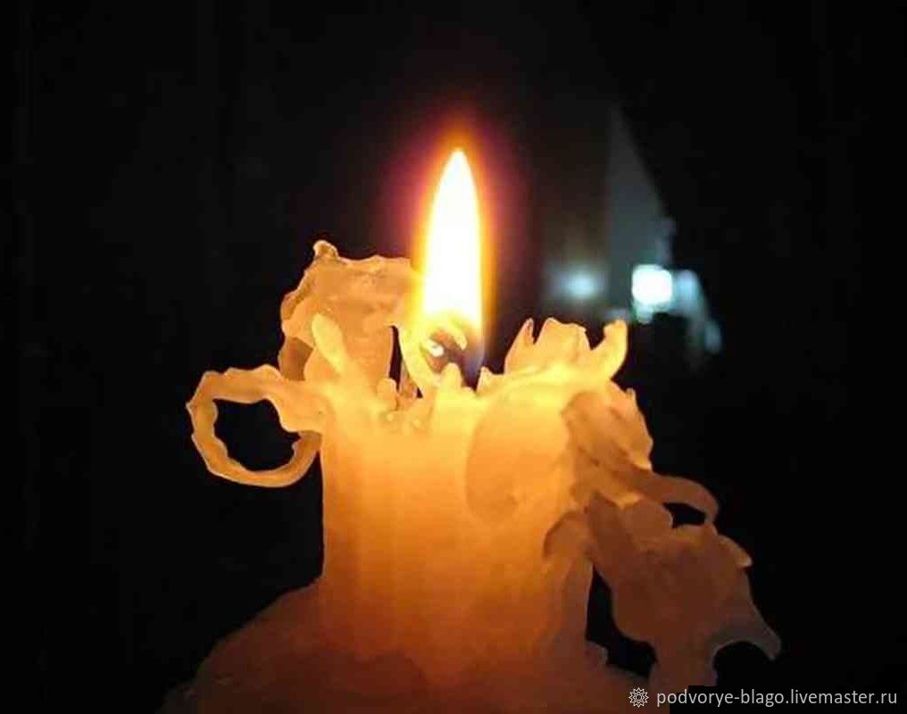 На столе горит свеча аромат от кулича