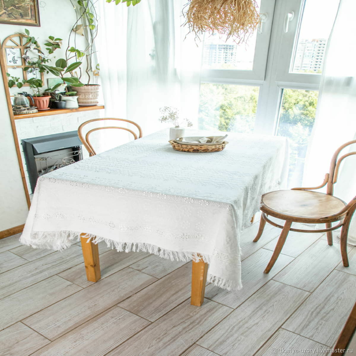 стол со скатертью в гостиной в интерьере
