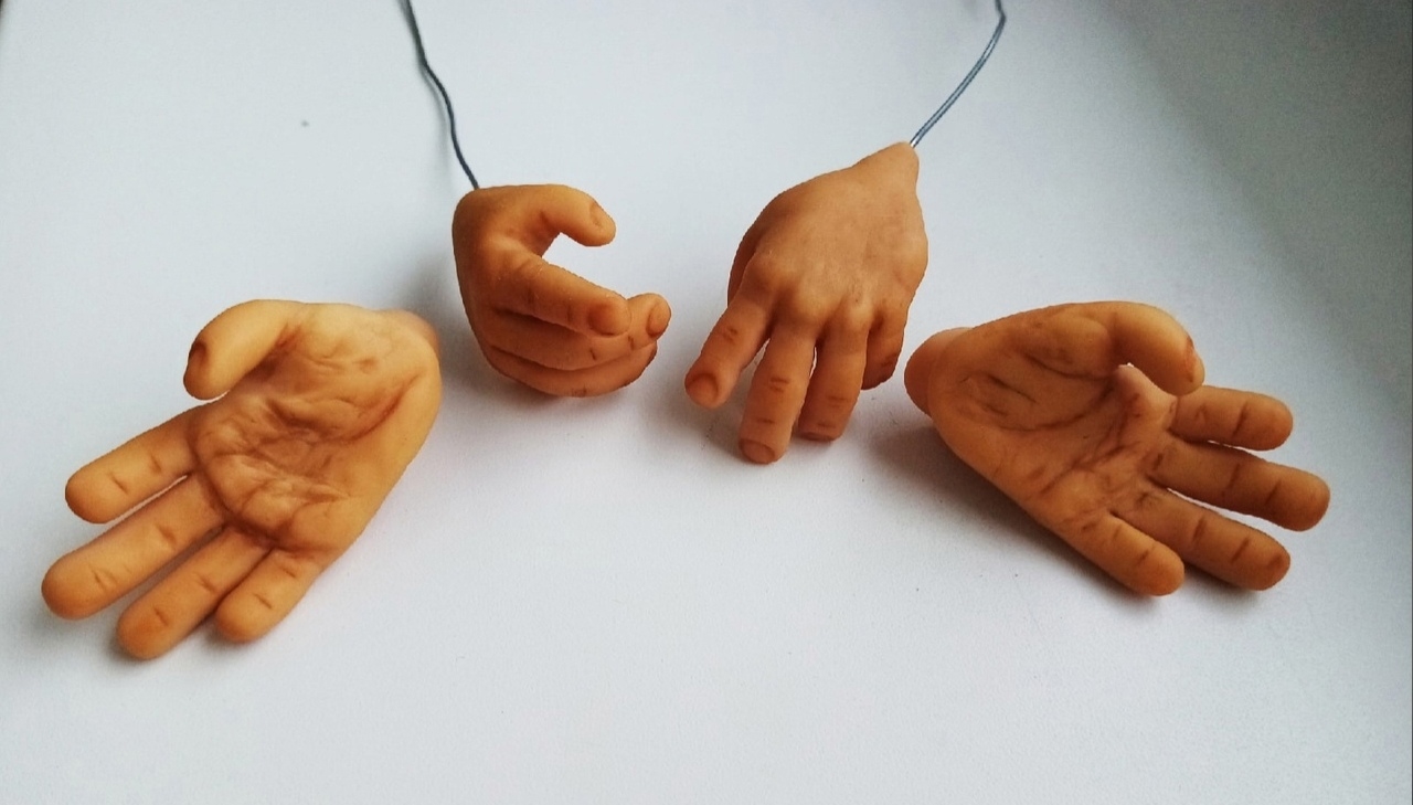 Леплю руки и стопы для обезьянки.