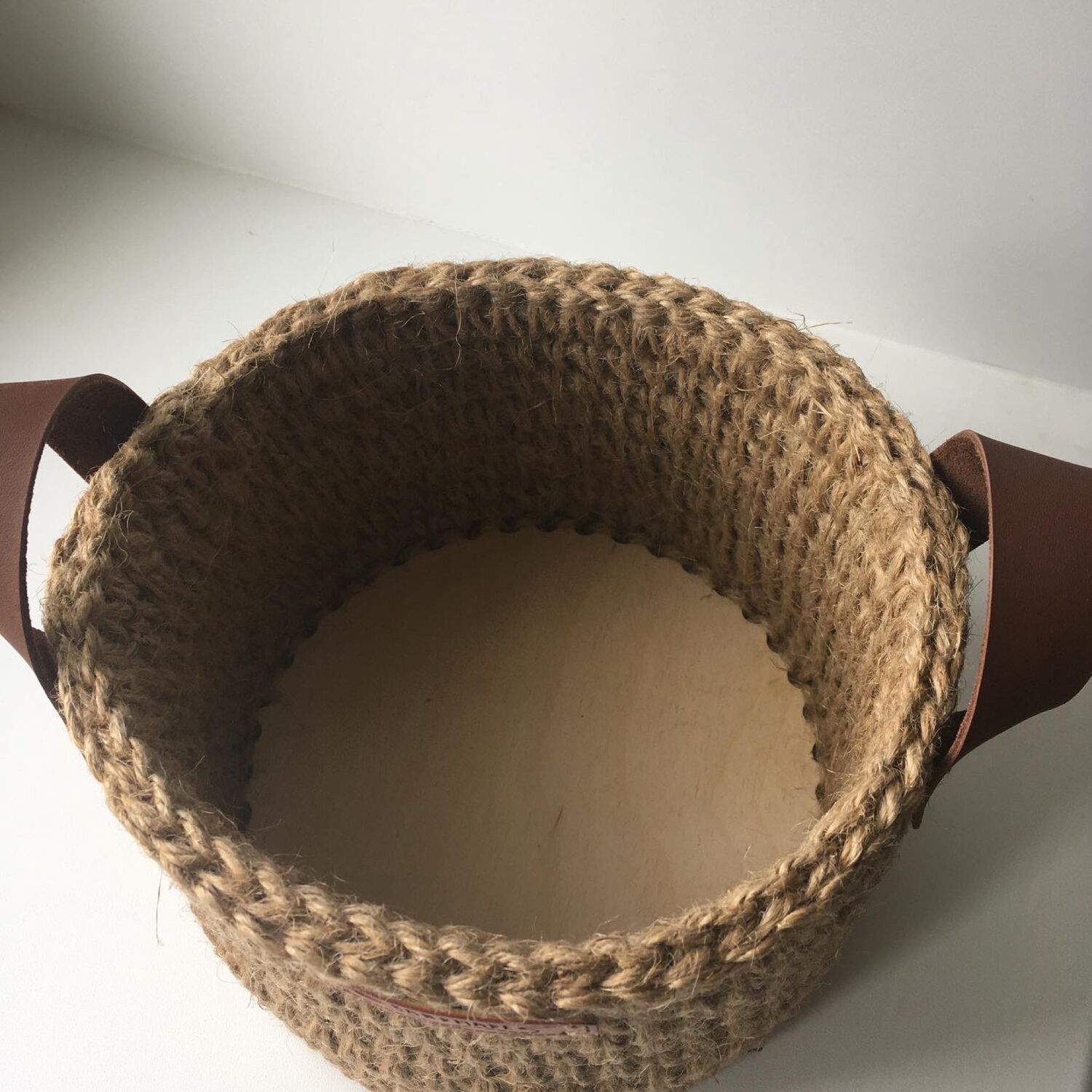 Корзинка с деревянным дном и кожаными ручками в интернет-магазине на ...