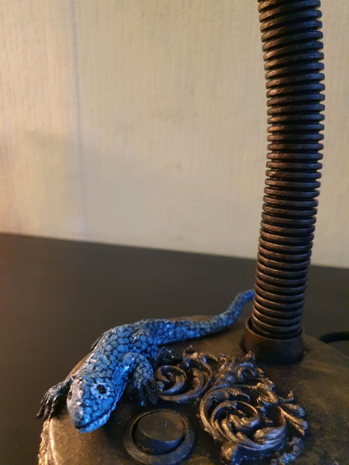 Настольная лампа с ящеркой, декорированная под бронзу в интернет ...