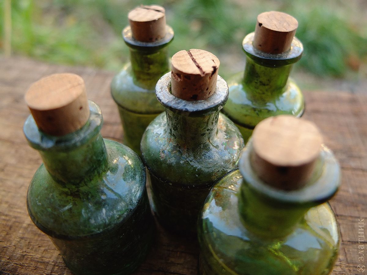 Отрава фото. Старинная маленькая бутылочка. Старая стеклянная бутылка с клеймом r. Синтетические природные яды. Битые стеклянные бутылки молотком.