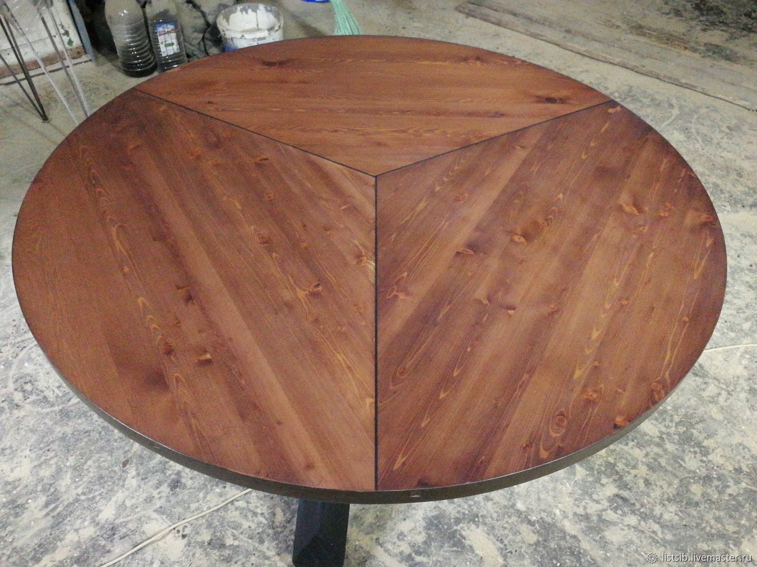Круглый стол из лиственницы