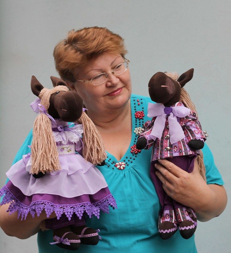 Год лошади, было нашито много лошадок.