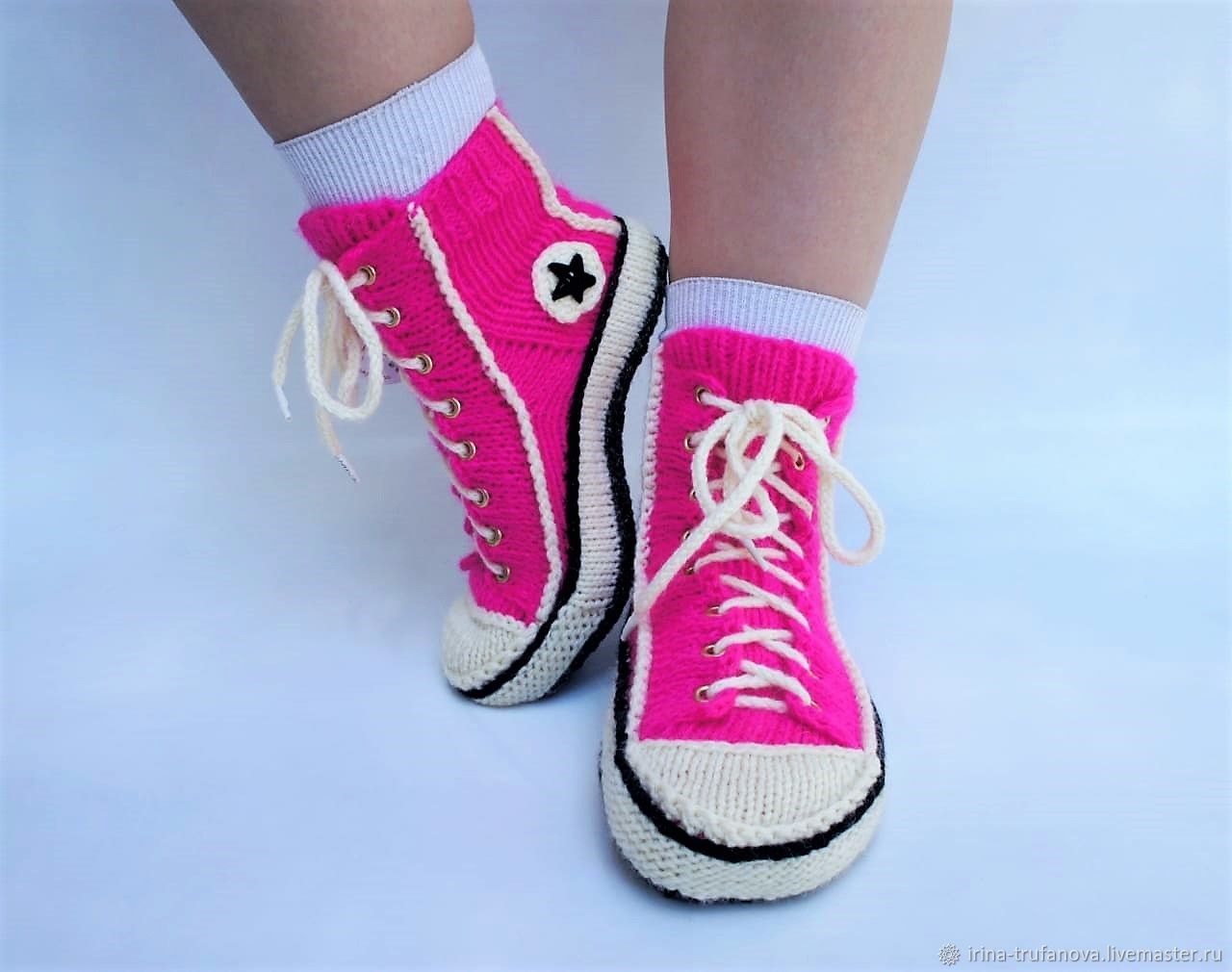 Вязаные носки в виде кроссовок