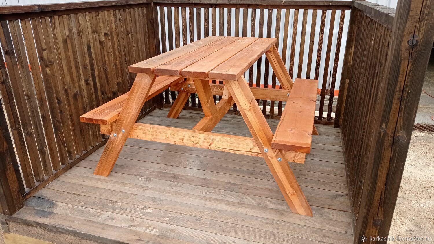 Деревянный стол с откидными лавками