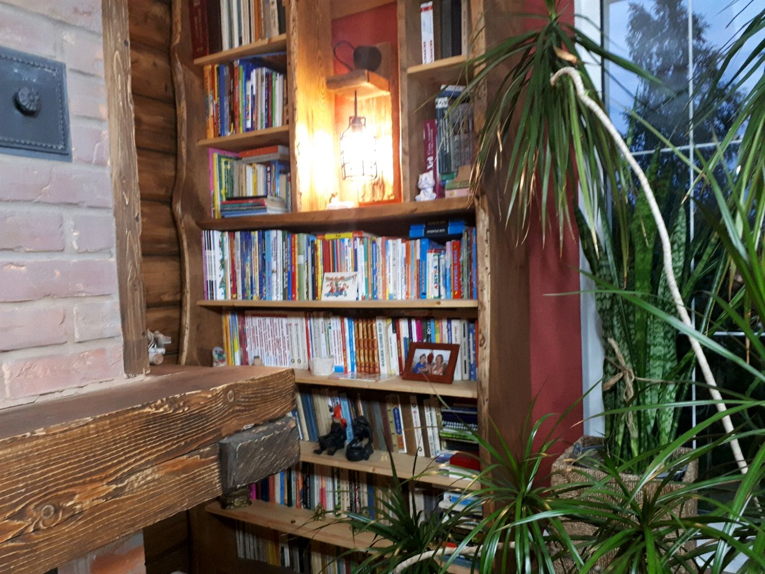 Книжный стеллаж в деревянном доме