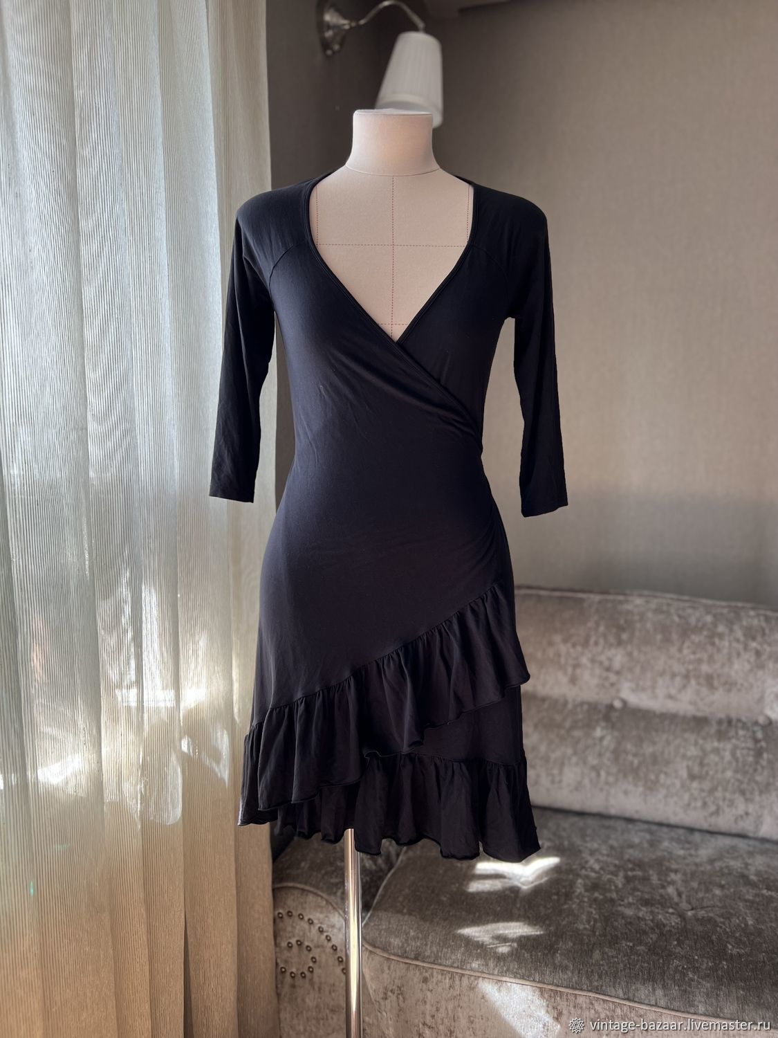Винтаж: Чёрное платье с запахом и воланом. Италия в интернет-магазине Ярмарка Мастеров по цене 2300 ₽ – TR9SARU | Платья винтажные, Санкт-Петербург - доставка по России