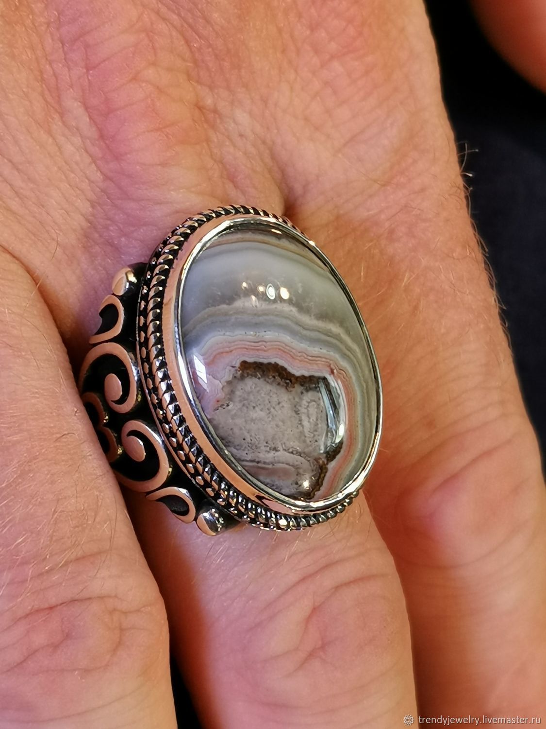 Большие серебряные кольца с камнями