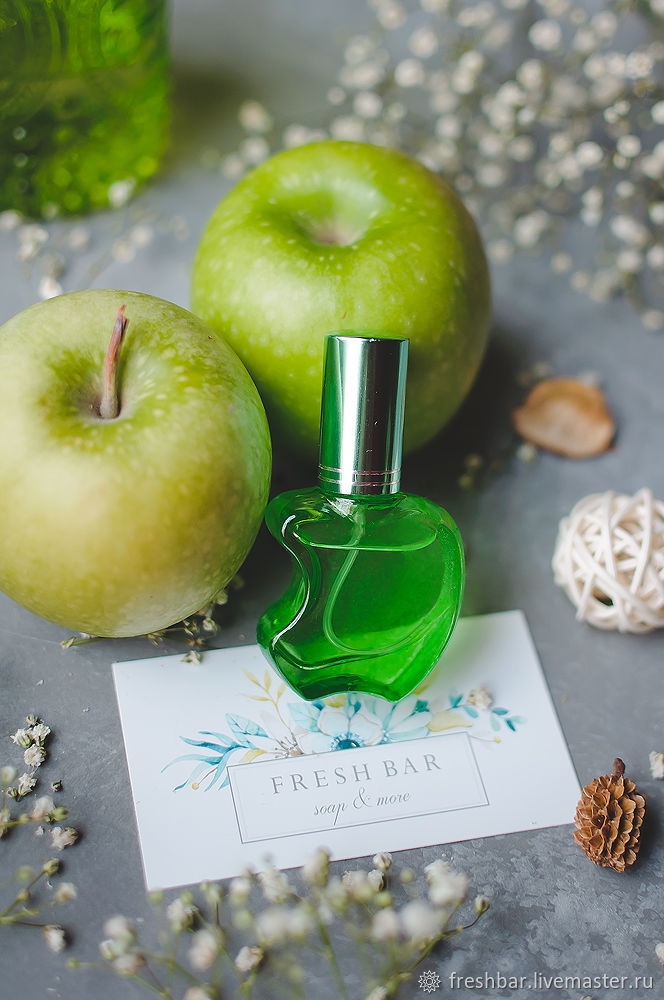Запах яблок какой. Туалетная вода Грин эпл. Зеленое яблоко Парфюм. Туалетная вода зеленое яблоко. Духи с яблочным ароматом.