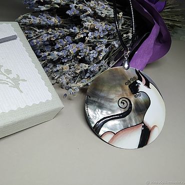 ручной работы. Ярмарка Мастеров - ручная работа Кулон из перламутра с росписью