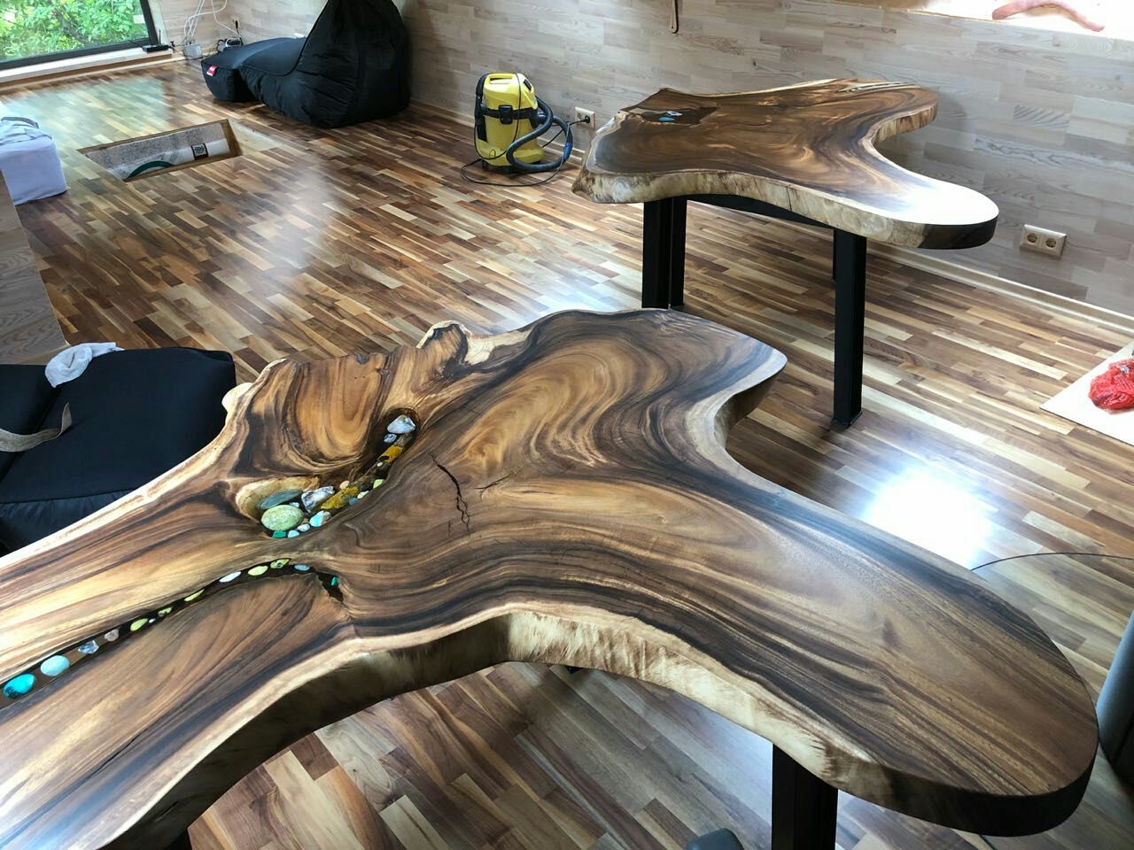 столы из камня из дерева