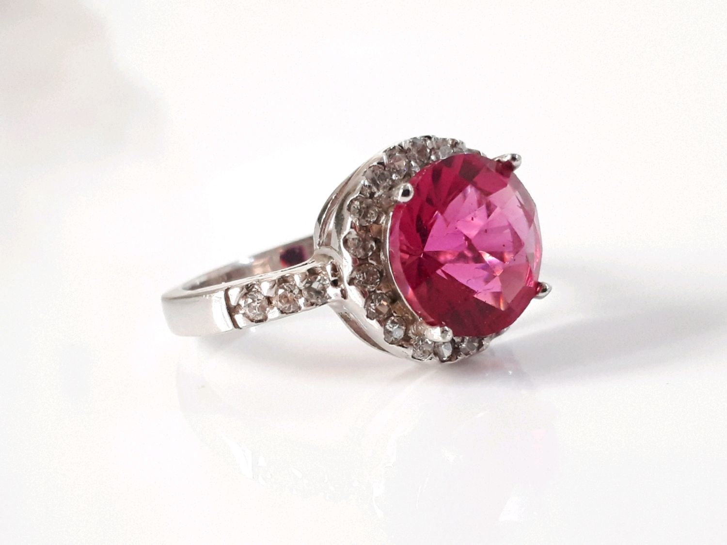 Цум кольца. Розовое кольцо. Кольцо с розовым камнем. Кольцо с розовым бриллиантом. Перстень с розовым камнем.